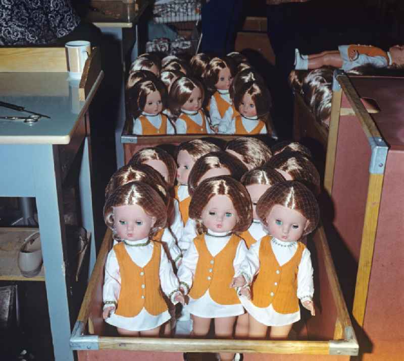 Im VEB Kombinat Spielwaren Sonneberg 'sonni' stehen fertige Puppen zum Verpacken in Kartons bereit. Die Sonneberger Puppen waren nicht nur in der DDR beliebt, sondern trugen den Namen der Stadt in alle Welt.