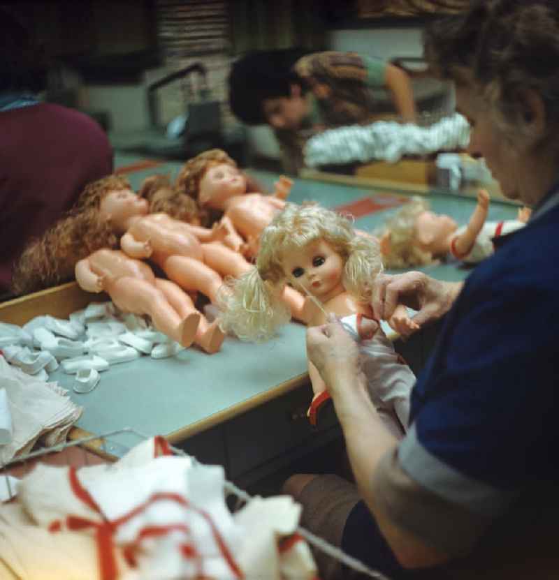 In der 'Bekleidungsabteilung' des VEB Kombinat Spielwaren Sonneberg 'sonni' - hier erhalten die fertiggestellten Puppen ihre Kleidung. Die Sonneberger Puppen waren nicht nur in der DDR beliebt, sondern trugen den Namen der Stadt in alle Welt.