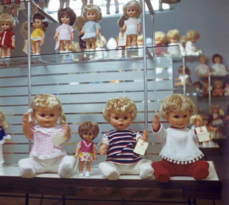 Im Schauraum des VEB Kombinat Spielwaren Sonneberg 'sonni' wird die gesamte Breite an produzierten Anziehpuppen in zeitgenössischen Designs präsentiert, aufgenommen 1973. Die Sonneberger Puppen waren nicht nur in der DDR beliebt, sondern trugen den Namen der Stadt in alle Welt.