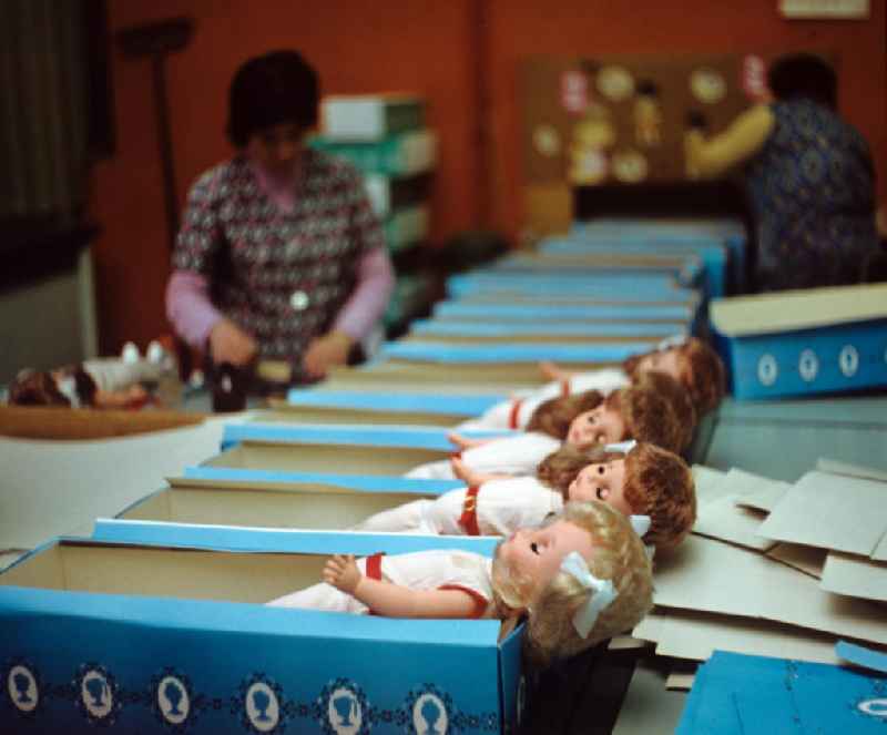 Mitarbeiterinnen des VEB Kombinat Spielwaren Sonneberg 'sonni' verpacken die fertigen Puppen in Kartons für den Verkauf. Die Sonneberger Puppen waren nicht nur in der DDR beliebt, sondern trugen den Namen der Stadt in alle Welt.