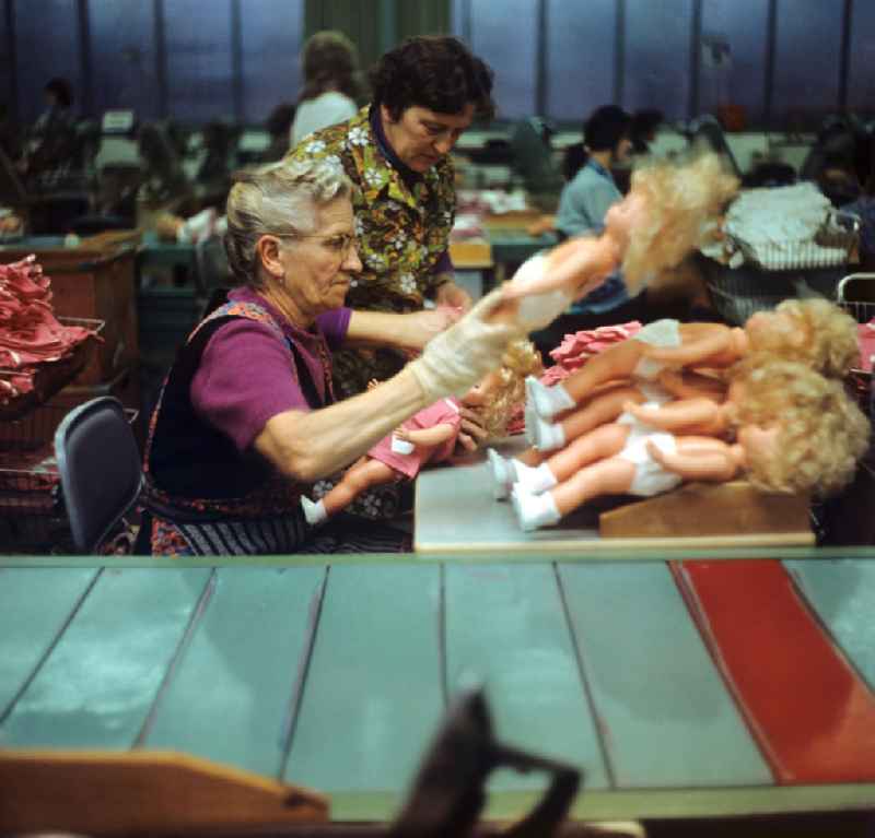 In der 'Bekleidungsabteilung' des VEB Kombinat Spielwaren Sonneberg 'sonni' - hier erhalten die fertiggestellten Puppen ihre Kleidchen. Die Sonneberger Puppen waren nicht nur in der DDR beliebt, sondern trugen den Namen der Stadt in alle Welt.