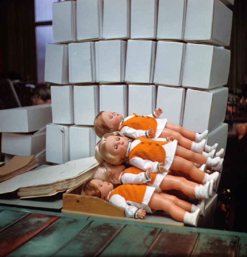 Eine Mitarbeiterin des VEB Kombinat Spielwaren Sonneberg 'sonni' verschönert die fertiggestellten Puppenköpfe mit sicher geführtem Pinselstrich. Die Sonneberger Puppen waren nicht nur in der DDR beliebt, sondern trugen den Namen der Stadt in alle Welt.