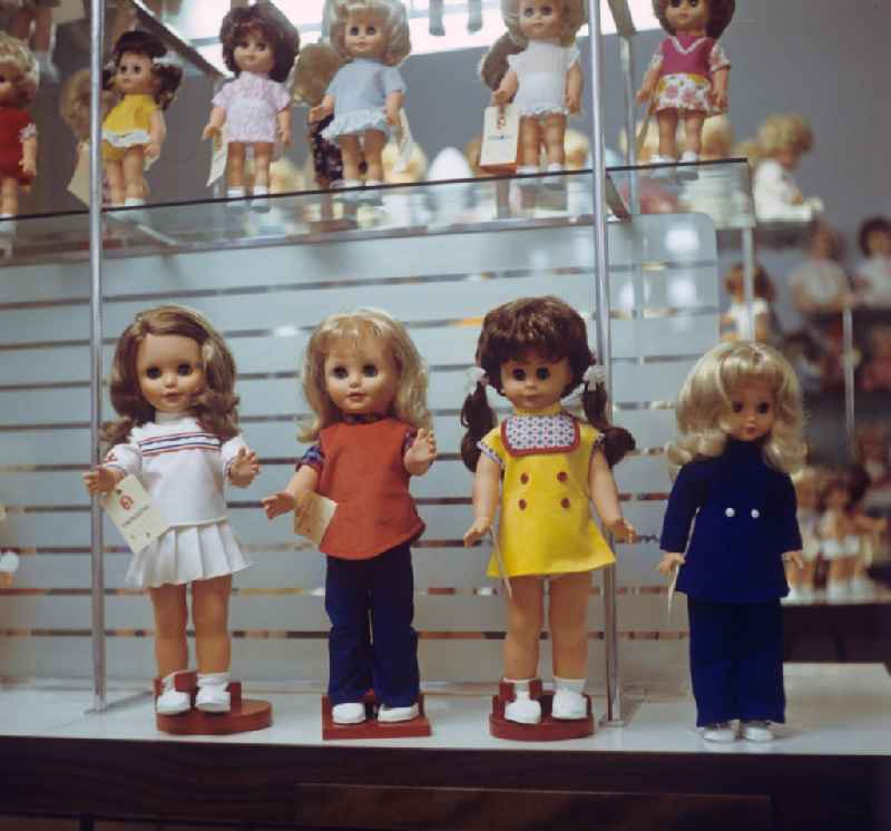 Im Schauraum des VEB Kombinat Spielwaren Sonneberg 'sonni' wird die gesamte Breite an produzierten Anziehpuppen in zeitgenössischen Designs präsentiert, aufgenommen 1973. Die Sonneberger Puppen waren nicht nur in der DDR beliebt, sondern trugen den Namen der Stadt in alle Welt.