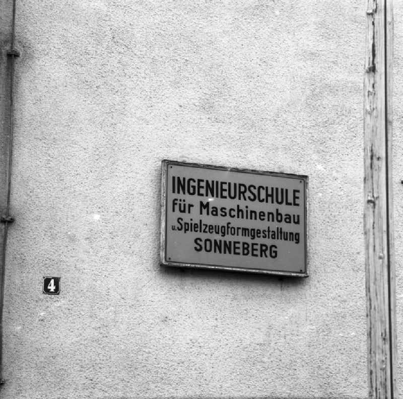 Blick auf das Schild der Ingenieurschule für Maschinenbau und Spielzeugformgestaltung Sonneberg.