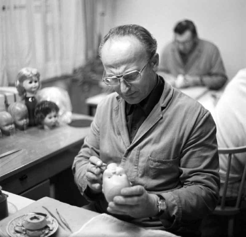 Designer des VEB Kombinat Spielwaren Sonneberg 'sonni' arbeiten am Entwurf eines neuen Puppenkopfs. Die Sonneberger Puppen waren nicht nur in der DDR beliebt, sondern trugen den Namen der Stadt in alle Welt.