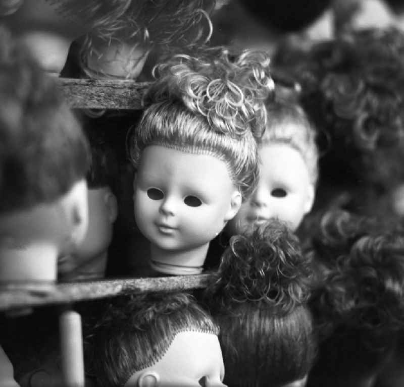Im VEB Kombinat Spielwaren Sonneberg 'sonni' liegen Puppenköpfe mit Haaren zum Einsatz bereit. Die Sonneberger Puppen waren nicht nur in der DDR beliebt, sondern trugen den Namen der Stadt in alle Welt.