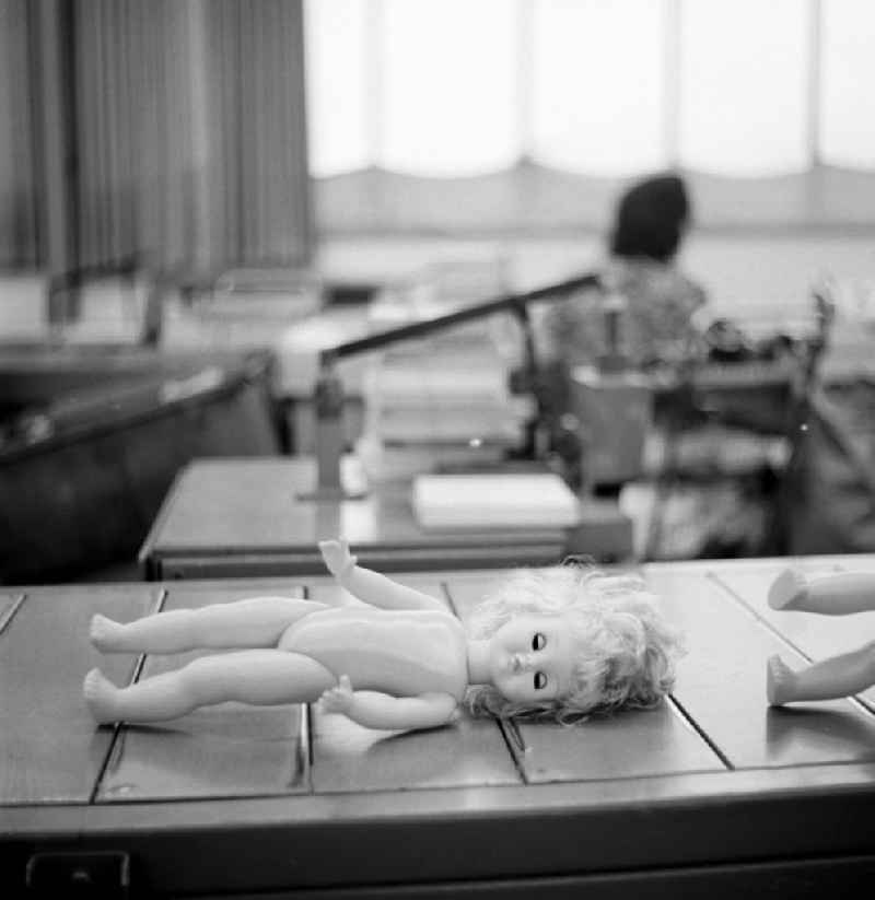Im VEB Kombinat Spielwaren Sonneberg 'sonni' liegt eine nackte Puppe auf einem Laufband zum Einsatz bereit. Die Sonneberger Puppen waren nicht nur in der DDR beliebt, sondern trugen den Namen der Stadt in alle Welt.