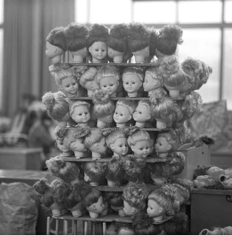 Im VEB Kombinat Spielwaren Sonneberg 'sonni' liegen Puppenköpfe mit Haaren zum Einsatz bereit. Die Sonneberger Puppen waren nicht nur in der DDR beliebt, sondern trugen den Namen der Stadt in alle Welt.