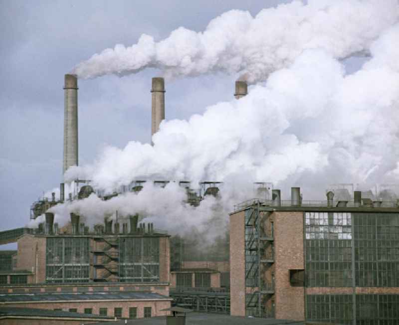 Dicke Rauchwolken ziehen aus den Schloten des Gaskombinates Schwarze Pumpe, aufgenommen 1964. Der 1955 gegründete VEB Gaskombinat Schwarze Pumpe entwickelte sich durch den immer weiter steigenden Bedarf in der DDR zum damalig größten Braunkohlenveredlungsbetrieb der Welt. Bei allen Erfolgen stand das Vorzeigewerk der DDR aber auch für Umweltverschmutzung - die umliegenden Städte und Gemeinden waren einer enormen Staubbelastung ausgesetzt, Landschaften waren vergiftet, in der Umgebung roch es stets nach Schwefel oder faulen Eiern.