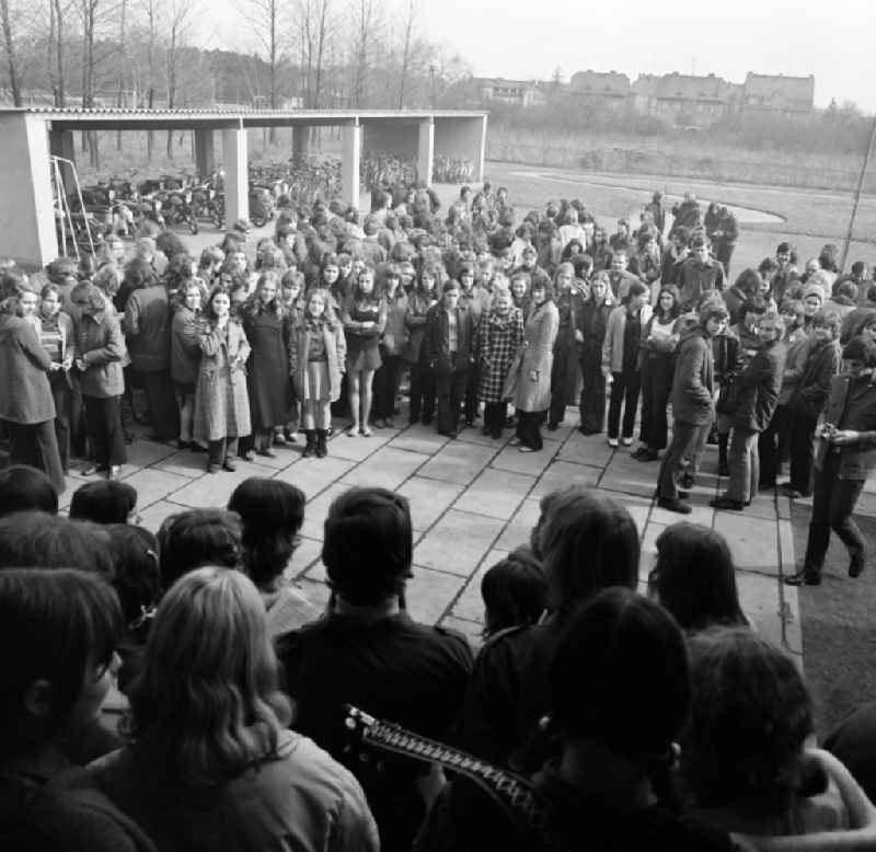 A school class is giving a concert on a schoolyard in Spremberg in the federal state of Brandenburg on the territory of the former GDR, German Democratic Republic