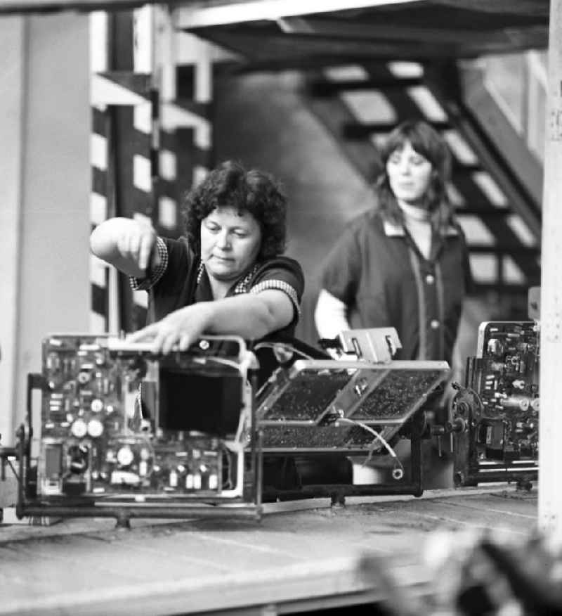 Frauen bei der Produktion von Bauteilen für Fernsehgeräte im VEB Fernsehgerätewerk Staßfurt. Das Staßfurter Fernsehgerätewerk war der größte Fernsehproduzent der DDR und Stammwerk des VEB Kombinat Rundfunk- und Fernsehtechnik.