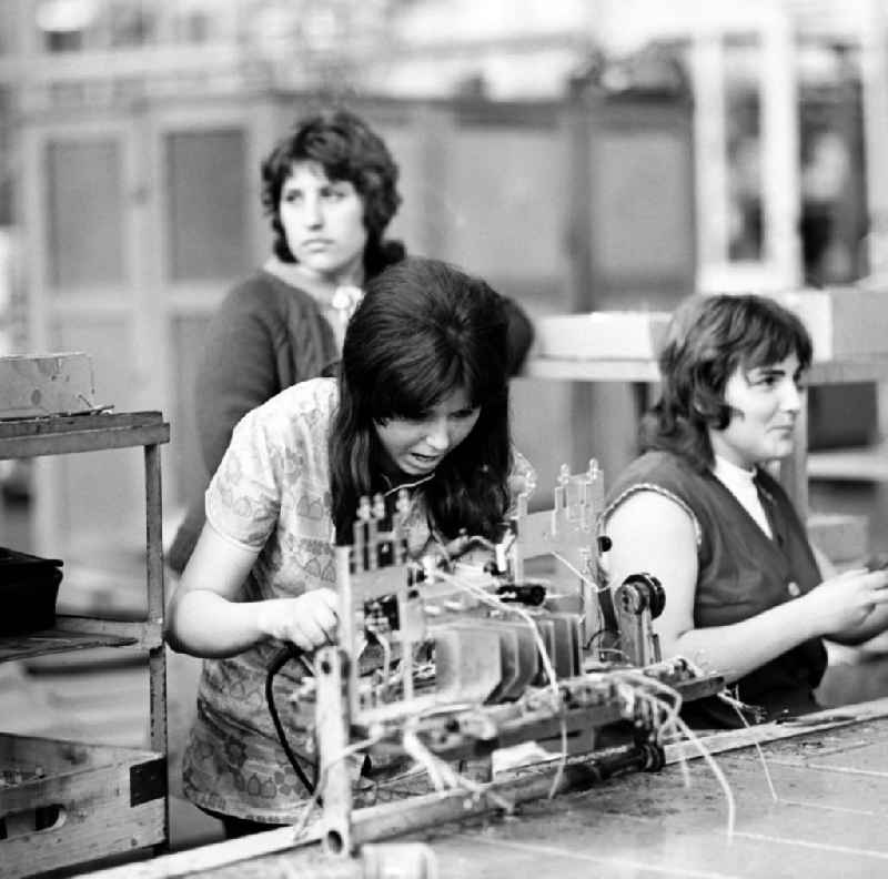 Frauen bei der Produktion von Bauteilen für Fernsehgeräte im VEB Fernsehgerätewerk Staßfurt. Das Staßfurter Fernsehgerätewerk war der größte Fernsehproduzent der DDR und Stammwerk des VEB Kombinat Rundfunk- und Fernsehtechnik.