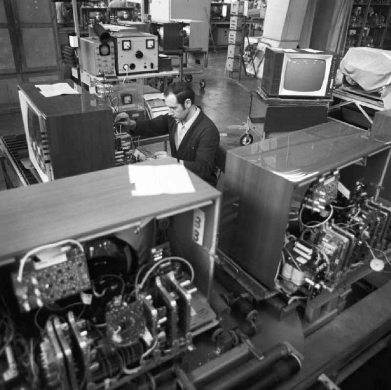 Ein Arbeiter bei der Produktion von Fernsehgeräten im VEB Fernsehgerätewerk Staßfurt. Das Staßfurter Fernsehgerätewerk war der größte Fernsehproduzent der DDR und Stammwerk des VEB Kombinat Rundfunk- und Fernsehtechnik.