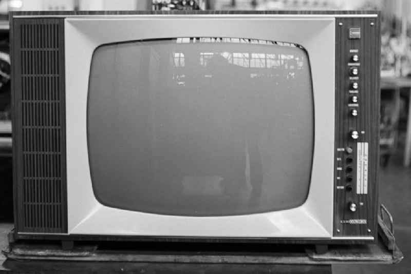 Ein RFT Color 20-Farbfernsehgerät im VEB Fernsehgerätewerk Staßfurt. Der RFT Color 20 war der erste Farbfernseher der DDR. Seinen Namen hatte er vom 2