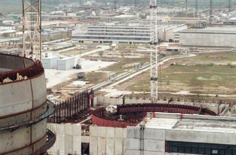 Blick auf die Bauruine des Kernkraftwerkes Stendal. Im Bild ein unfertiger Reaktorblock. Das KKW Stendal wäre das größte deutsche Atomkraftwerk geworden. Seine vier russischen Druckwasserreaktorblöcke hätten jeweils 100