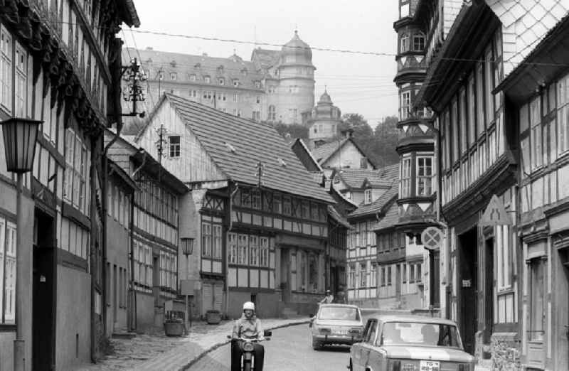 Eine Straße in der Kleinstadt Stolberg am Südharz. Die mehr als 1000-jährige Bergmannsstadt wurde zu Beginn des 20. Jahrhunderts Fremdenverkehrsort und 1946 Kurort. Sehenswert ist Schloss Stolberg (im Hintergrund), das auf einem nach drei Seiten abfallenden Berg steht und dessen ältestes Bauteil, der Rundturm, aus der Zeit um 120