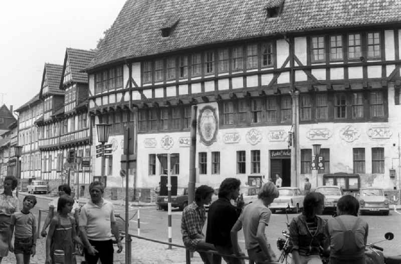 Szene am historischen Rathaus der Kleinstadt Stolberg am Südharz. Die mehr als 1000-jährige Bergmannsstadt wurde zu Beginn des 2