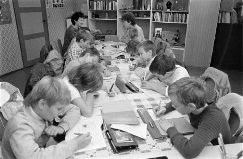 Programme for children, circle ' writing pupils ', in the FDGB holiday home ' Comenius ' in the castle in Stolberg (Harz) in the federal state of Saxony-Anhalt in the territory of the former GDR, German Democratic Republic
