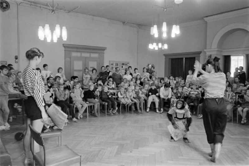 Samel's animal show at the FDGB recreation home ' Waldfrieden ' in Stolberg (Harz) in the federal state of Saxony-Anhalt in the territory of the former GDR, German Democratic Republic
