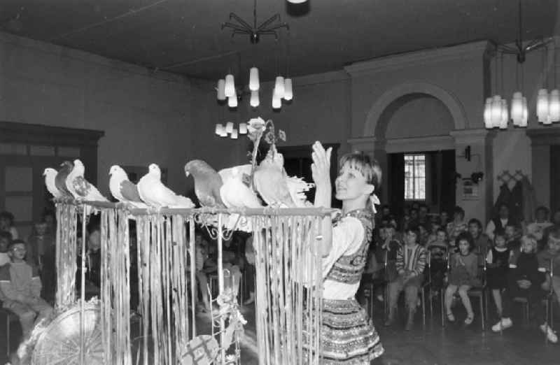 Samel's animal show at the FDGB recreation home ' Waldfrieden ' in Stolberg (Harz) in the federal state of Saxony-Anhalt in the territory of the former GDR, German Democratic Republic