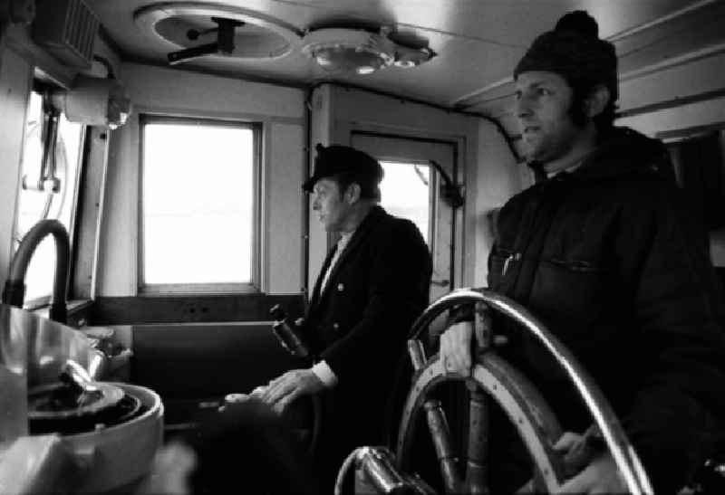 Kapitän und Erster Offizier in der Führerkabine am Steuerrad vom Eisbrecher 'Grabow' im Hafen von Stralsund.