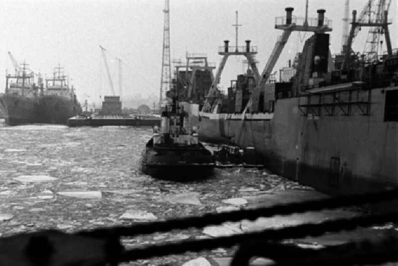 Schiffe im Hafen von Stralsund.