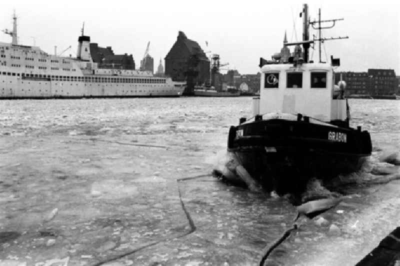 Der Eisbrecher 'Grabow' im Hafen von Stralsund.