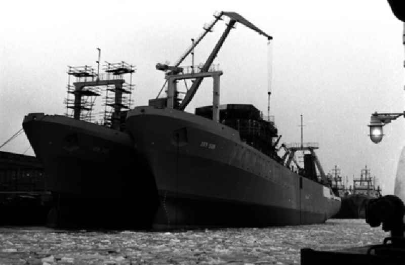 Schiffe am Ausrüstungskai der Volkswerft Stralsund.
