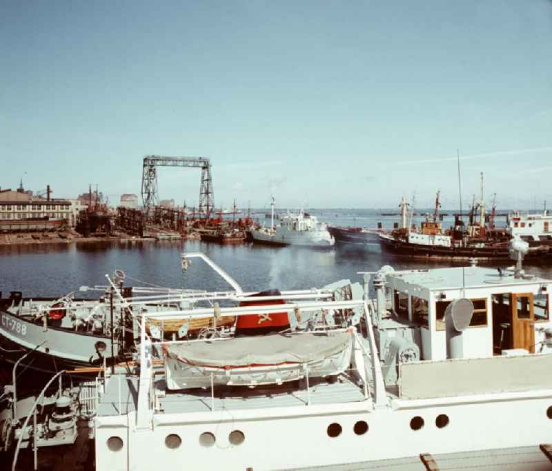 Der See- und Binnenhafen von Stralsund - im Vordergrund liegen Schiffe vor der Einfahrt der Reparaturabteilung der VEB Volkswerft Stralsund.