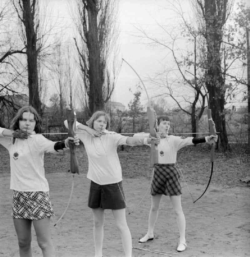 Training of members of the section of the Archery Army Community (ASG) forward Strausberg in Strausberg in Brandenburg on the territory of the former GDR, German Democratic Republic