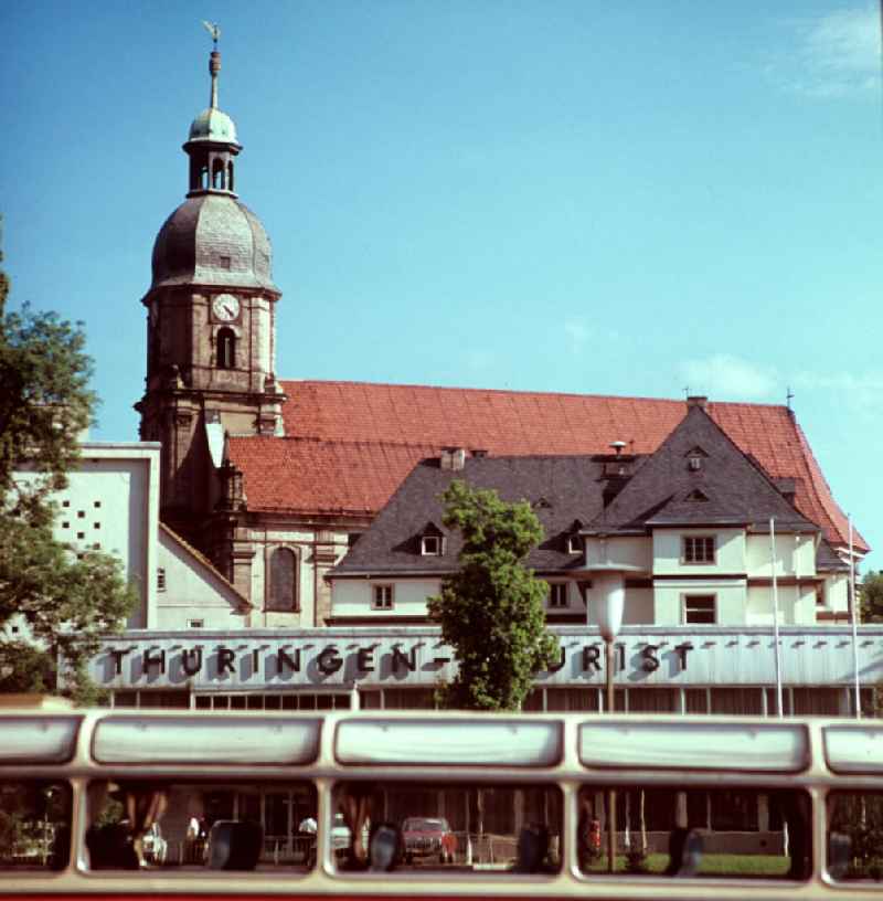 Blick auf die Kreuzkirche von Suhl, davor eine Thüringen-Tourist-Information.