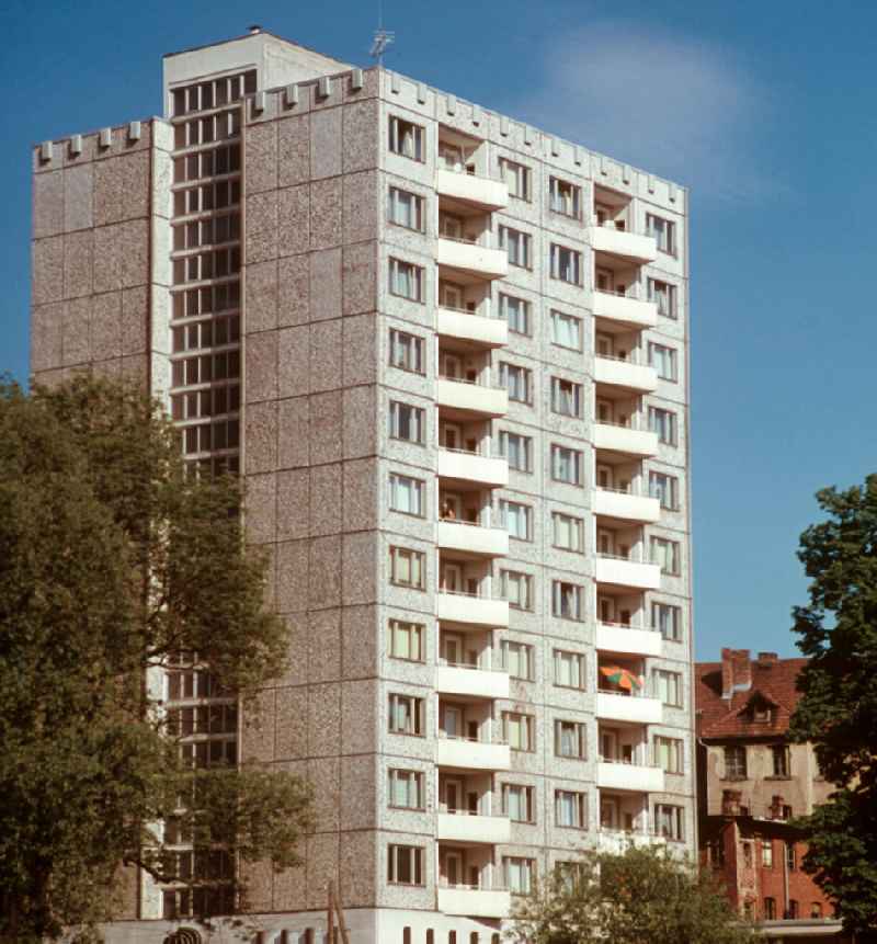 Hochhaus in Plattenbauweise in Suhl. Wie andere Städte der DDR wurde auch die Bezirkshauptstadt Suhl - unter Vernachlässigung der historischen Bausubstanz - sozialistisch umgestaltet. Es entstand ein neues Stadtzentrum mit Hochhäusern, kulturellen Einrichtungen, Verwaltungsgebäuden und einem Centrum Warenhaus.