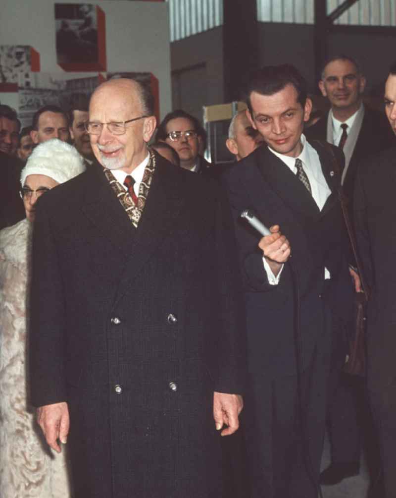Der Vorsitzende des Staatsrates der DDR, Walter Ulbricht, besucht für eine Kundgebung zum 5