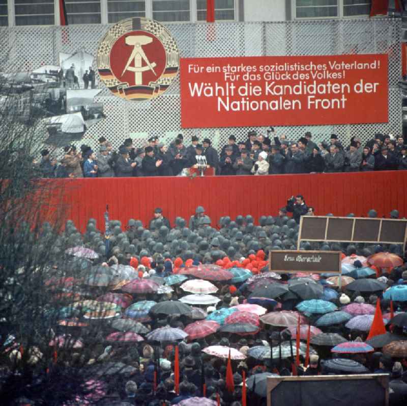 Der Vorsitzende des Staatsrates der DDR, Walter Ulbricht, hält eine Ansprache auf einer Kundgebung in Suhl zum 5