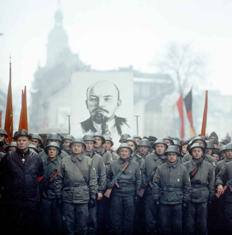 Mitglieder der Kampfgruppen der DDR mit Waffen und in Uniform auf einer Kundgebung in Suhl zum 5