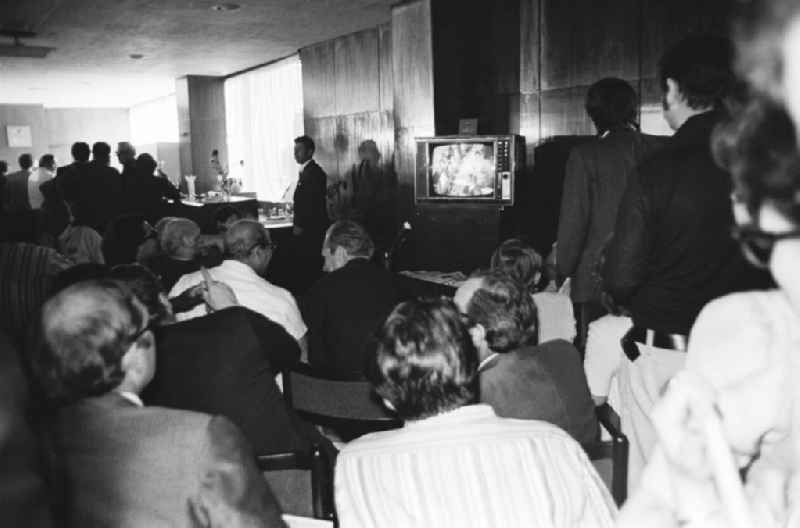 Internationale Konferenz in Swjosdny Gorodok / Sternenstädtchen bei Moskau anläßlich des Apollo-Sojus-Test-Projekt. Erste Kooperation in der Weltraumfahrt zwischen den USA und der Sowjetunion. Kopplung eines Apollo und eines Sojus Raumschiff am 17.Juli 1975. Fernsehübertragung von Start und Landung.