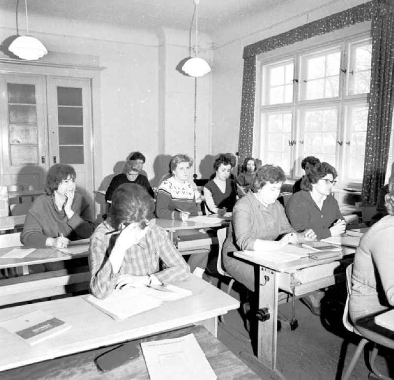 Frauenqualifizierung Teltow
März 1966

Umschlagsnr.: 1966-113