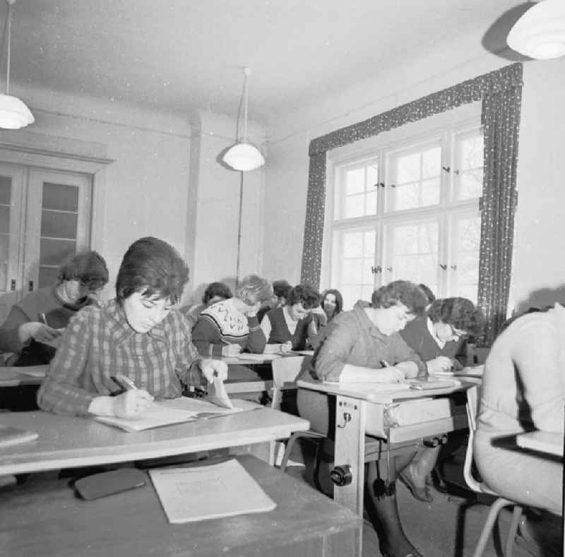 Frauenqualifizierung Teltow
März 1966

Umschlagsnr.: 1966-113