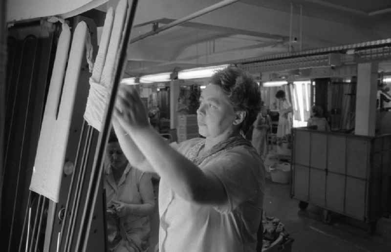 Workplace and factory equipment in the women's factory in the manufacture of women's stockings at the VEB Feinsstockings factory Esda in Thalheim in the Ore Mountains in the state of Saxony on the territory of the former GDR, German Democratic Republic