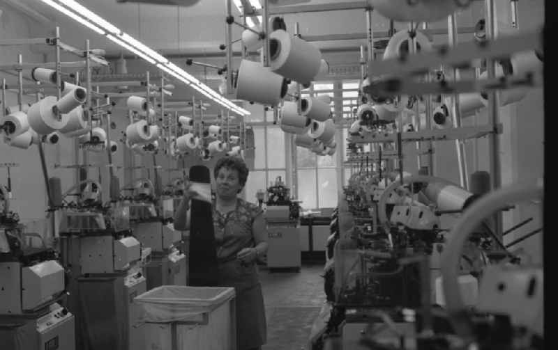 Workplace and factory equipment in the women's factory in the manufacture of women's stockings at the VEB Feinsstockings factory Esda in Thalheim in the Ore Mountains in the state of Saxony on the territory of the former GDR, German Democratic Republic
