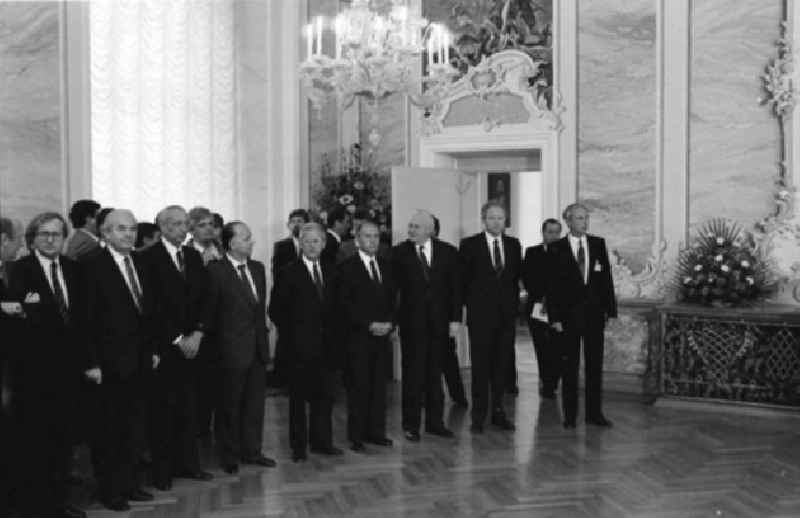 Delegierte stehen zusammen anlässlich des Staatsbesuch von Erich Honecker in Trier. Dem 75 Jahre alten Staatsratsvorsitzenden der DDR ist es trotz großer Widerstände aus der Sowjetunion gelungen, zum fünftägigen 'Arbeitsbesuch' in den kapitalistischen Westen zu kommen.