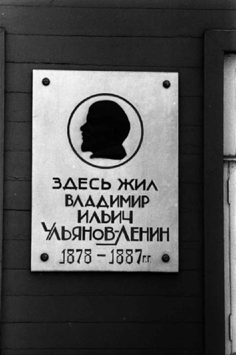 Auf den Gedenktafel  steht: 'Hier lebte 
W. I. Uljanow-Lenin 1878-1887 '. (