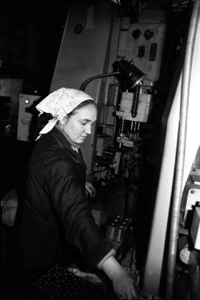 Arbeiterin im Werkstatt in Uljanowsk 
(