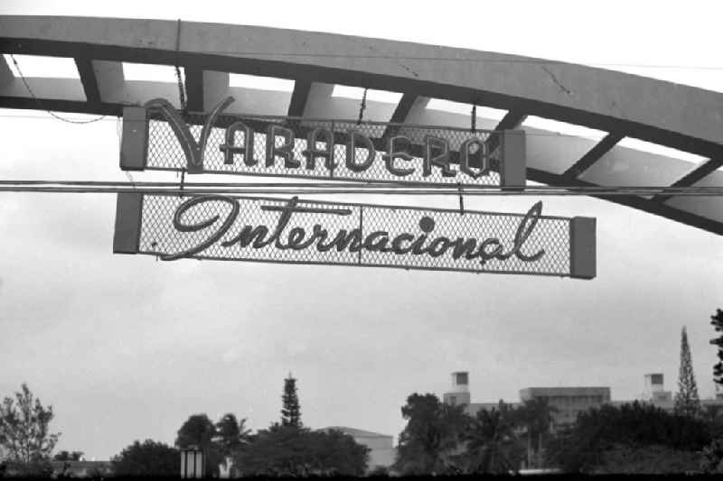 Blick auf das Eingangsschild zur Hotelanlage 'Varadero Internacional'. Varadero in der kubansichen Provinz Matanzas entwickelte sich mit seinen langen Sandstränden seit den 5