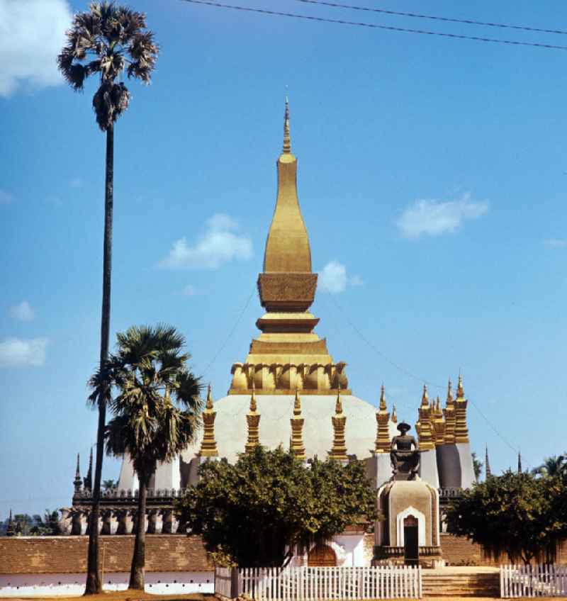 Statue des König Setthathirat vor der goldenen Stupa Pha That Luang in Vientiane, der Hauptstadt der Demokratischen Volksrepublik Laos.