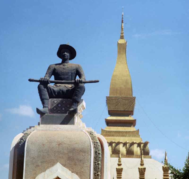 Statue des König Setthathirat vor der goldenen Stupa Pha That Luang in Vientiane, der Hauptstadt der Demokratischen Volksrepublik Laos.