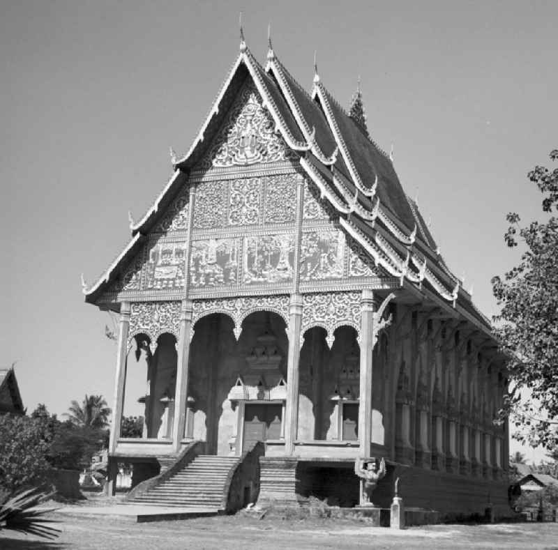 Blick auf einen zur Stupa Pha That Luang gehörenden Tempel in Vientiane, der Hauptstadt der Demokratischen Volksrepublik Laos.