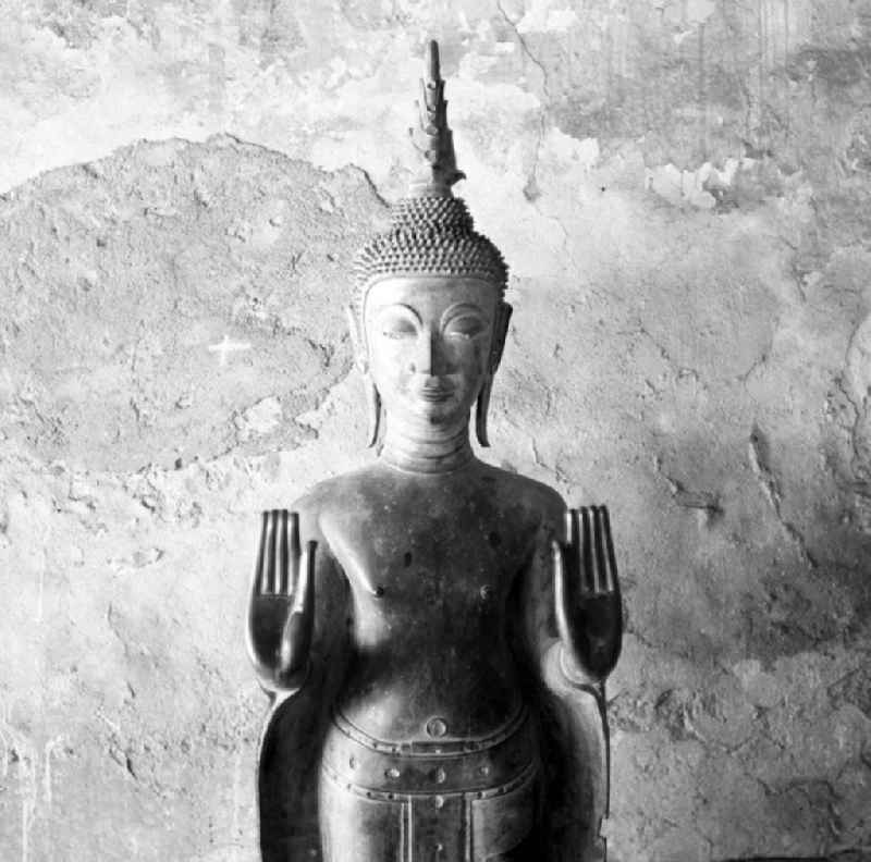 Eine Buddha-Statue in einem Tempel in Vientiane, der Hauptstadt der Demokratischen Volksrepublik Laos.