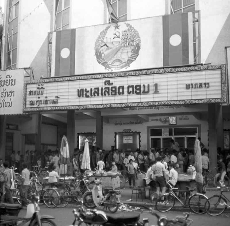 Marktszene am Kino in Vientiane, der Hauptstadt der Demokratischen Volksrepublik Laos.