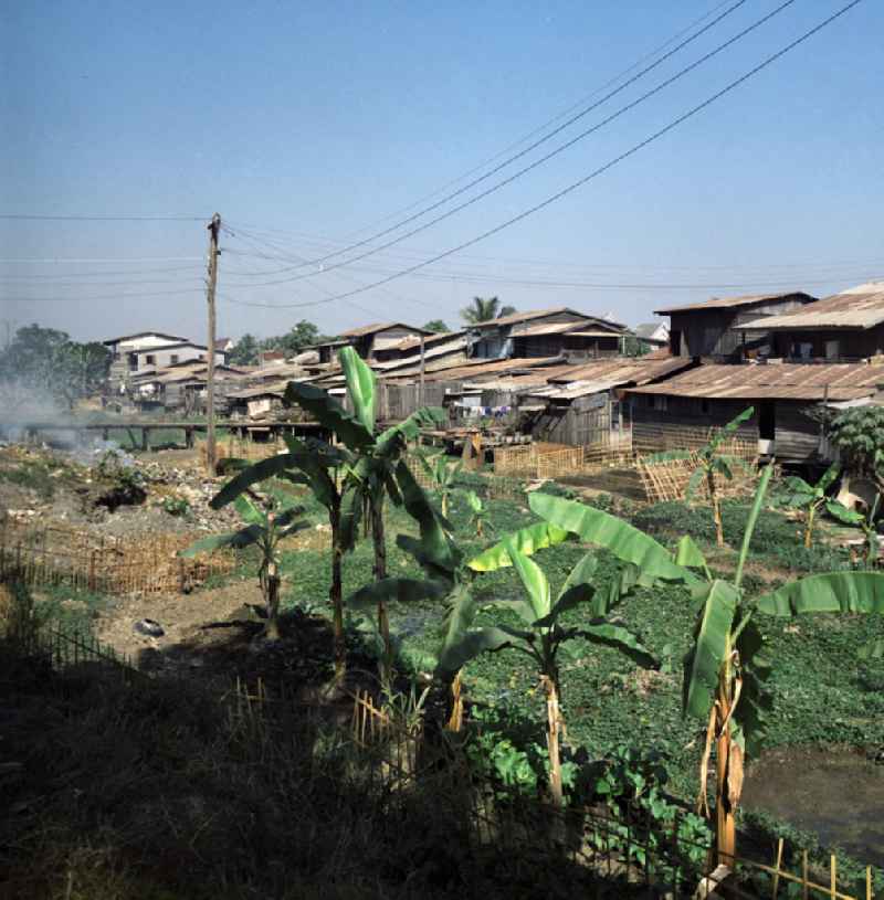 Blick auf ein Slumviertel in Vientiane, der Hauptstadt der Demokratischen Volksrepublik Laos.